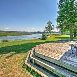 2 Mi to Boat Ramp! Family Cabin on Long Lake，位于Lupton的酒店