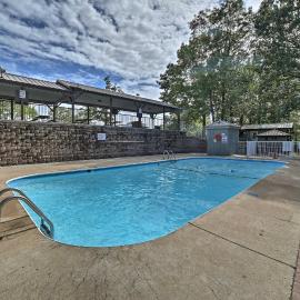 Branson Condo w/ Views: 2 Mi to Silver Dollar City，位于布兰森西的酒店