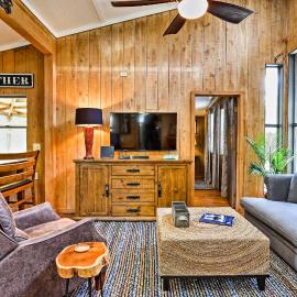 Cozy Hatteras Island Abode ~ 1 Mi to Frisco Beach!，位于Frisco的酒店