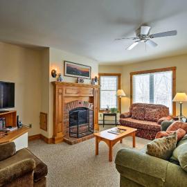 Inviting Ski-in/Ski-out Condo at Jay Peak Resort!，位于Jay的酒店