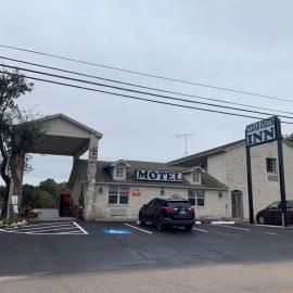 Cedar Creek Inn，位于Bertram的酒店
