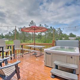 Deck, Hot Tub, Fire Pit: Rustic Cabin in Benezette，位于Benezette的酒店