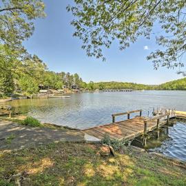 Harrison Lakefront Cottage w/ Private Dock!，位于Ooltewah的酒店