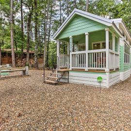 Cozy Broken Bow Getaway w/ Fire Pit, 5 Mi to Lake!，位于斯蒂芬斯穴窟的酒店