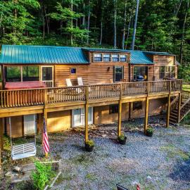 Family Cabin on 6 Acres w/ Lake Access & Hot Tub!，位于Springfield的酒店