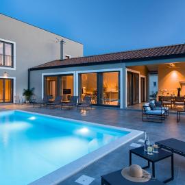 Villa & Jardin - Luxury Villa with swimming pool，位于弗尔的酒店