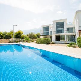 Spacious Sanctuary Cove B4 duplex with Sea View in Kyrenia Girne，位于拉普索斯的酒店