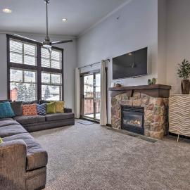 Slopeside Solitude Condo - Walk to Ski Lifts!，位于索利图德的酒店