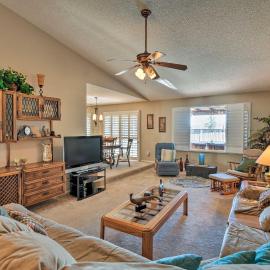 Golf, Hike & Suntan: Mesa Family Home w/ Yard，位于梅萨的酒店