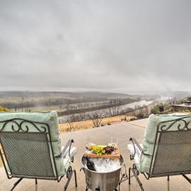 Riverfront Arkansas Retreat Near Fishing & Hiking!，位于Gassville的酒店