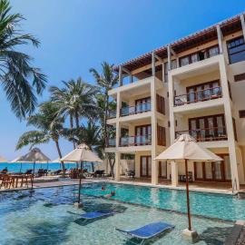 Sapphire Seas Beachfront Hotel，位于希克杜沃的酒店