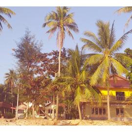 TAWAN RESORT，位于春蓬的酒店