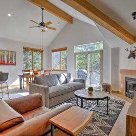 Riverfront Silverthorne Condo Near Skiing!，位于西尔弗索恩的酒店
