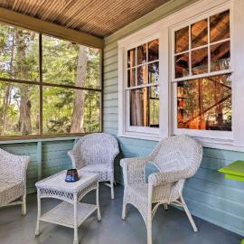 Southold Cottage w/ Patio & Grill - Walk to Beach!，位于绍斯霍尔德的酒店