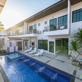 Top Residence,位于素叻的酒店