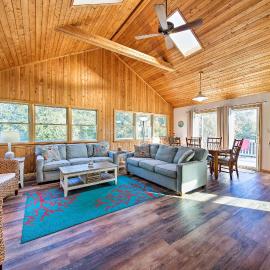 Bright Southern Shores Family Home < 1 Mi to Beach，位于南岸的酒店
