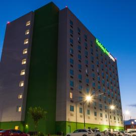 Holiday Inn Express Saltillo Zona Aeropuerto by IHG，位于萨尔蒂约的酒店