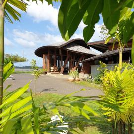 Houttuyn Wellness River Resort，位于帕拉马里博的酒店