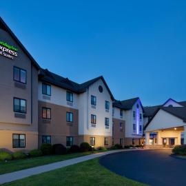 Holiday Inn Express & Suites Bradley Airport by IHG,位于温莎洛克斯的酒店