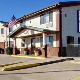 Cassville Four Seasons Inn & Suites，位于Cassville的酒店