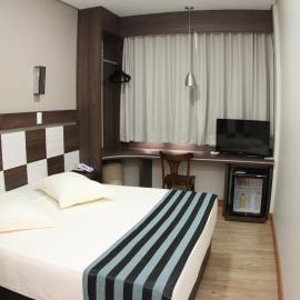 Hotel Maestro Express,位于弗朗西斯科贝尔特朗的酒店