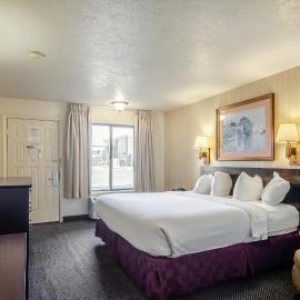 Americas Best Value Inn & Suites Ft Collins E at I-25，位于柯林斯堡的酒店