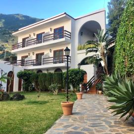 Apartamentos Frontera，位于弗龙特拉的酒店