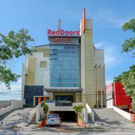 RedDoorz Plus near Hotel Benua Kendari，位于Pulupanda的酒店