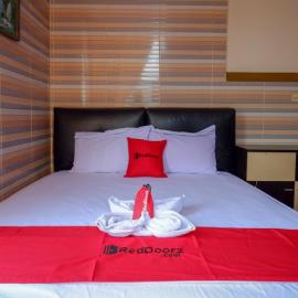 RedDoorz near Kendari Beach 2，位于肯达利的酒店