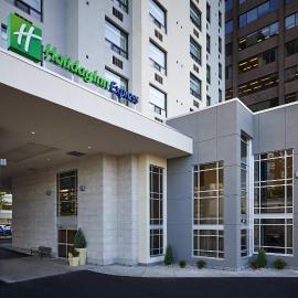 Holiday Inn Express Windsor Waterfront by IHG，位于温莎的酒店