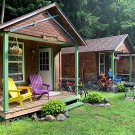 Pine Crest Motel & Cabins，位于Barton的酒店