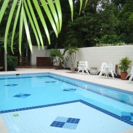 JuquehyRoots AC vent em 4suítes 2 gelad salas banho térreos churrasq wifi jard filtro água estac terraço panorâm privativos piscina coletiva condo fech boa localizaçã SEM roupa cama mesa banho，位于朱奎的酒店