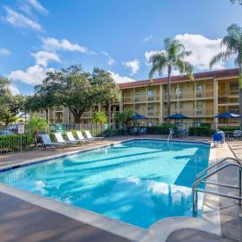 La Quinta East Deerfield Beach - Boca Raton，位于迪尔菲尔德海滩的酒店