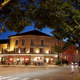Hôtel Des Alliés，位于蓬丹的酒店