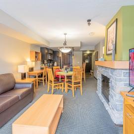 Mountain View Escape - Copperstone 2BR & Hot Tub，位于坎莫尔的酒店