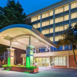Holiday Inn Charlottesville-Monticello by IHG，位于夏洛茨维尔的酒店