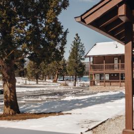 Vintage Lakeside Inn，位于大熊湖的酒店