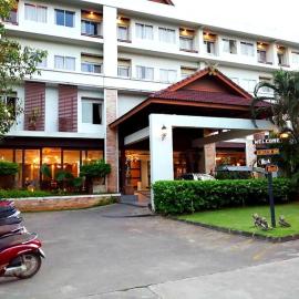 Nana Buri Hotel，位于春蓬的酒店