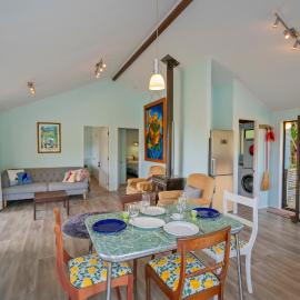 Bluebird Bach - Onemana Holiday Home，位于Opoutere的酒店