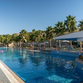 Almyrida Village & Waterpark，位于阿尔米里达的酒店