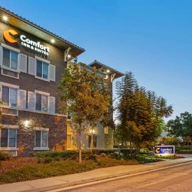 Comfort Inn & Suites Near Ontario Airport,位于安大略的酒店