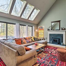 Peaceful Goshen Cottage w/ Screened Porch & Views!，位于Goshen的酒店