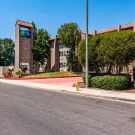 Holiday Inn Express & Suites Camarillo by IHG,位于卡马里奥的酒店