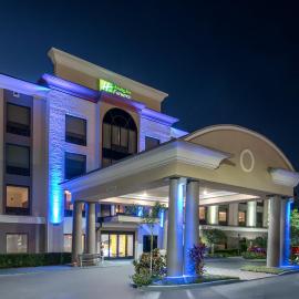 Holiday Inn Express Hotel & Suites Bartow by IHG，位于巴托的酒店