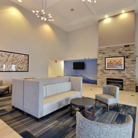 Holiday Inn Express Hotel & Suites Milwaukee Airport by IHG，位于Greendale的酒店