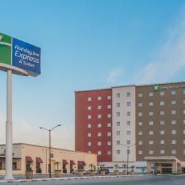 Holiday Inn Express & Suites Silao Aeropuerto Terminal by IHG，位于锡劳的酒店