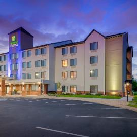 Holiday Inn Express Hotel & Suites Coon Rapids - Blaine Area by IHG，位于库恩拉匹兹的酒店