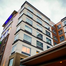 Holiday Inn Express & Suites Downtown Louisville by IHG，位于路易斯威尔的酒店
