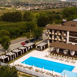 Giowine Hotel & Restaurant,位于Cricova的酒店