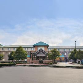 HOLIDAY INN EXPRESS & SUITES ELK GROVE CENTRAL - HWY 99 by IHG，位于埃尔克格罗夫的酒店